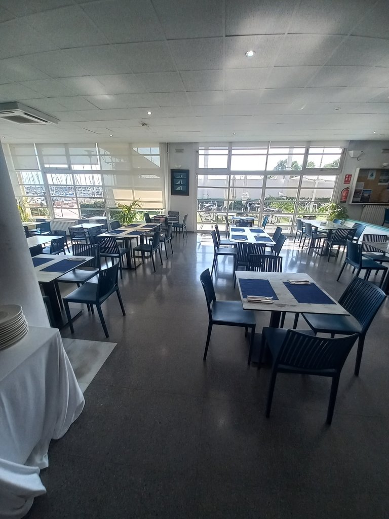 Recorridos amplios definidos por disposición longitudinal del equipamiento y mobiliario.