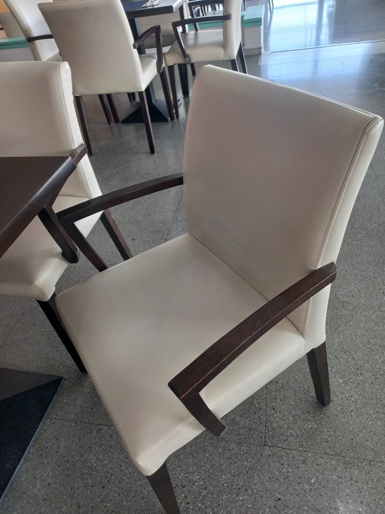 Equipamiento ergonómico con sillas equipadas de reposabrazos y respaldo.