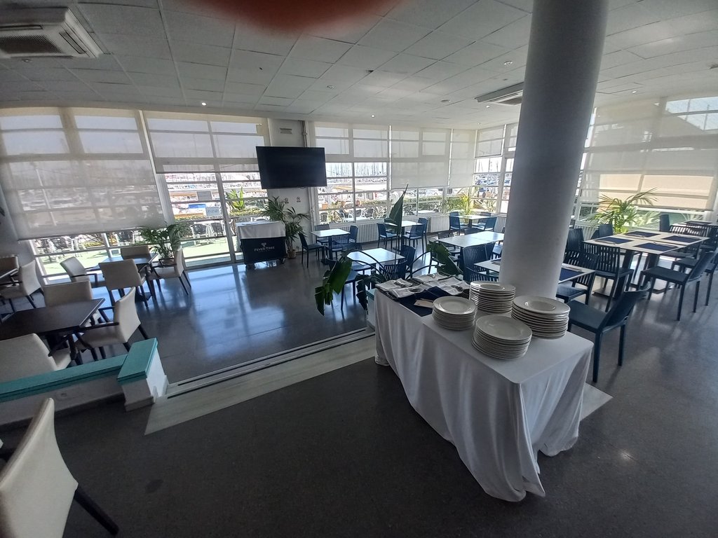 Iluminación homogénea, sin zonas de sombra ni elementos que emitan reflejos o destellos.