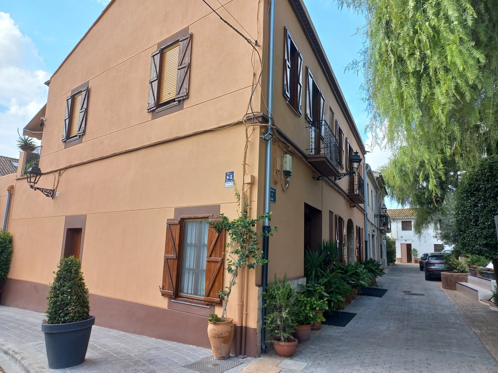 Recorrido de aproximación amplio y libre de obstáculos.