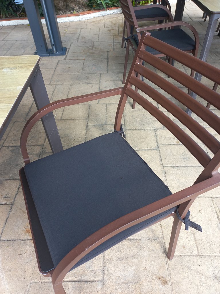 Sillas con diseño ergonómico. Equipadas de reposabrazos y respaldo.