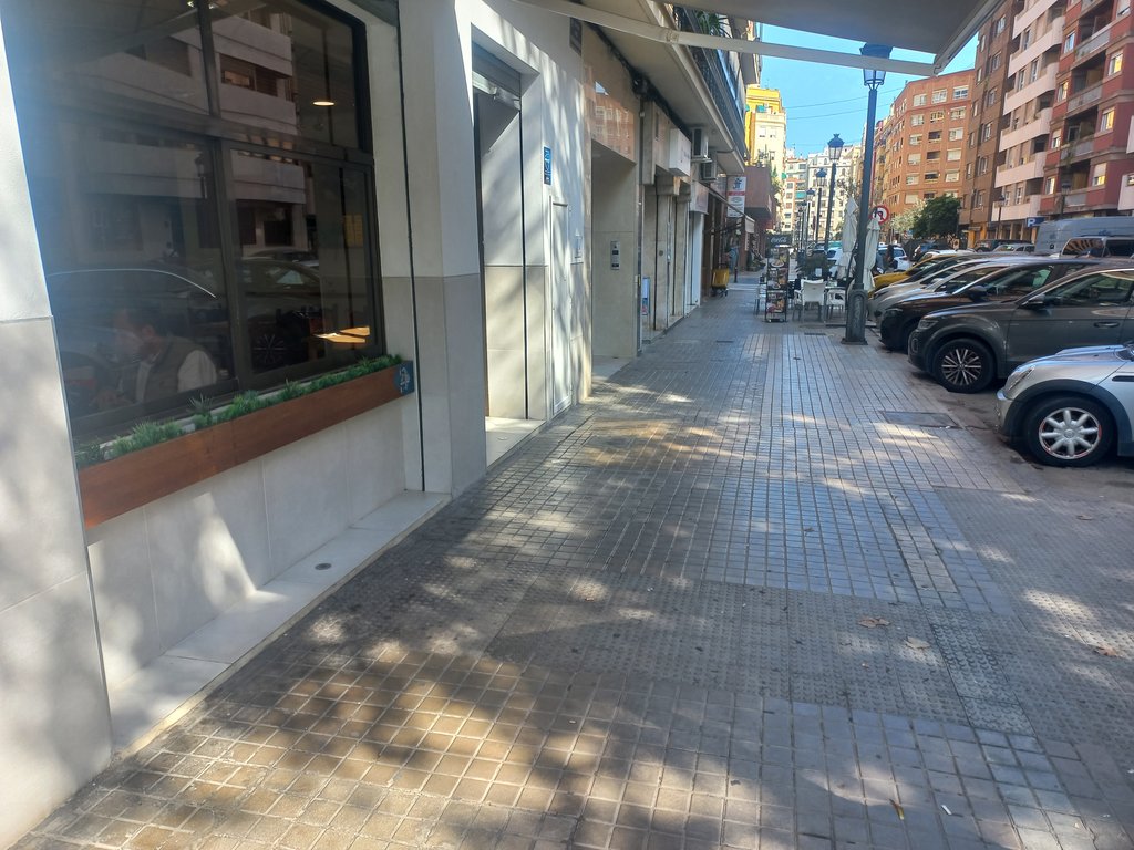 Recorrido de aproximación amplio y libre de obstáculos en línea de fachada.