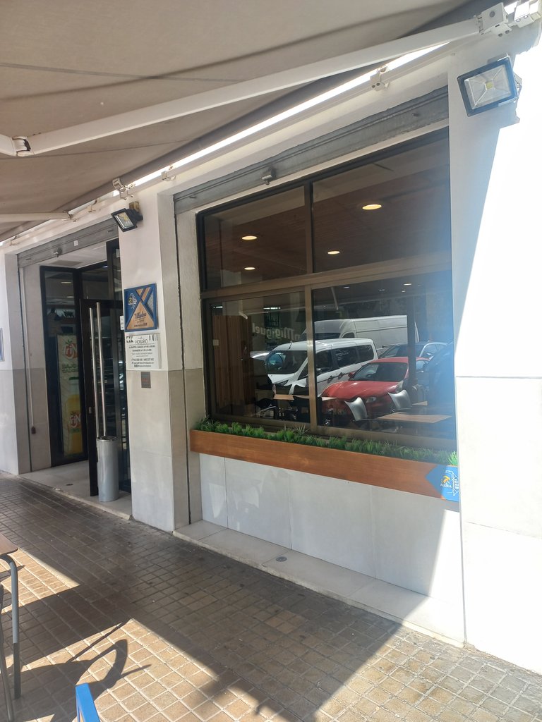 Establecimiento reconocible desde el exterior con rótulo en fachada.