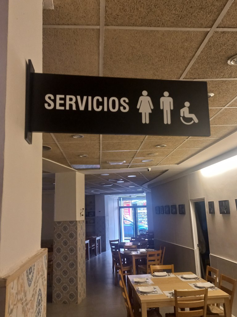 Señalética con composición de texto y pictograma.