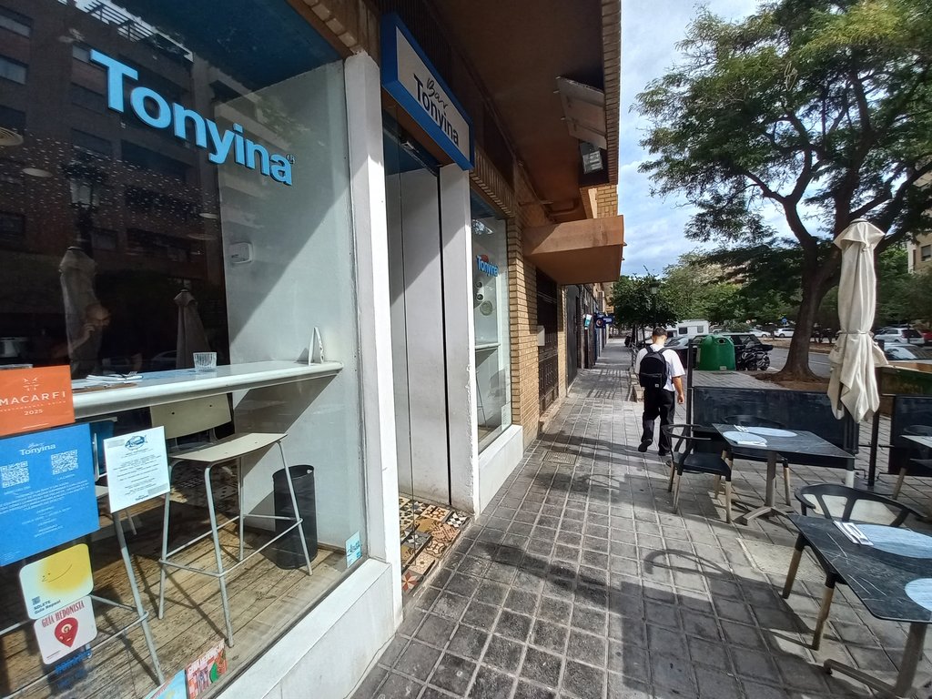 Wide exterior route free of obstacles along the facade line.