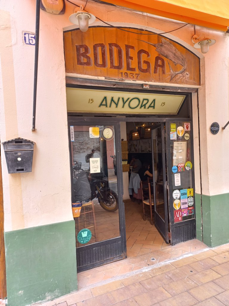 Establecimiento reconocible desde el exterior, con rótulo en fachada.