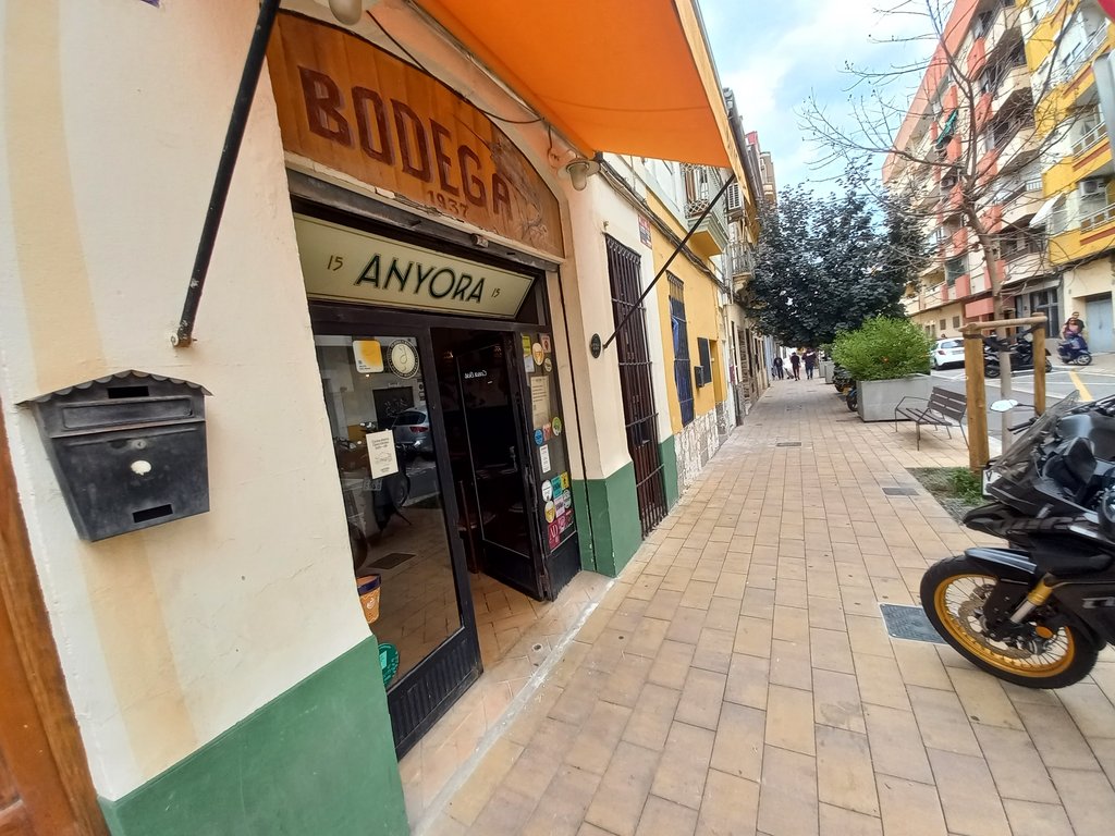 Recorrido de aproximación amplio y libre de obstáculos en línea de fachada.