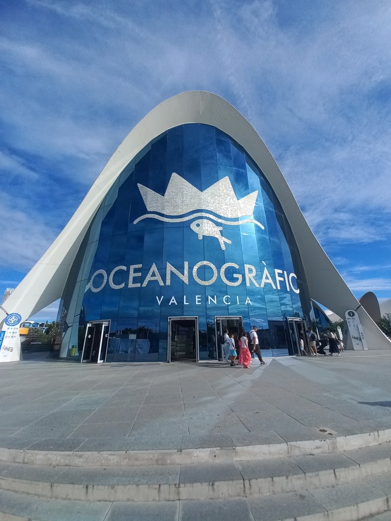 Establiment reconeixible des de l'exterior, amb rètol a la façana i senyalització urbana.