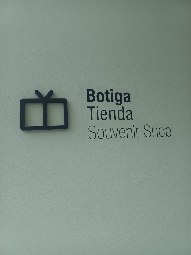 Espacios identificados mediante rótulo compuesto de texto y pictograma.