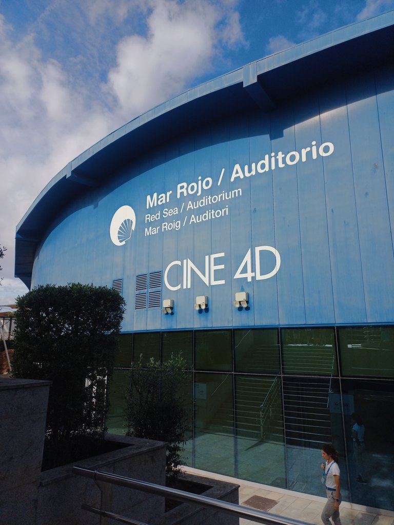 Establishment recognizable from the outside with a sign on the facade.