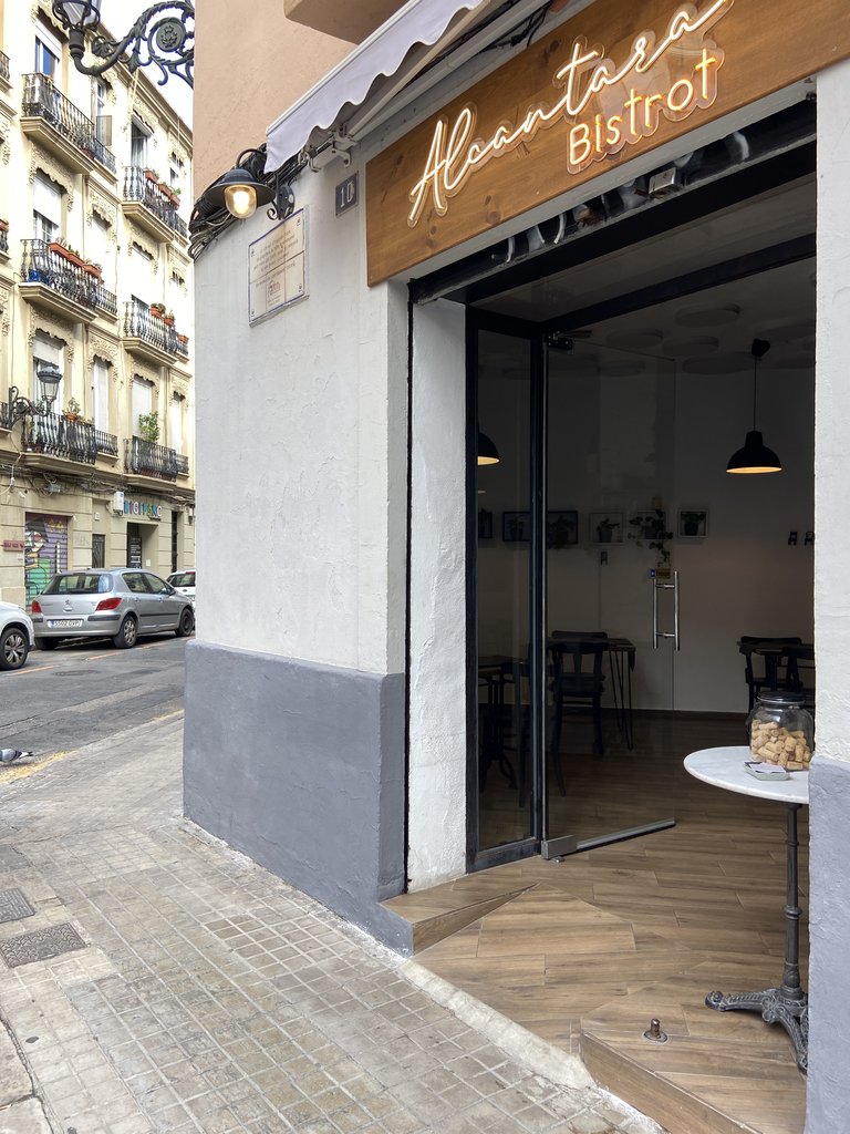 Puerta principal de acceso al establecimiento.