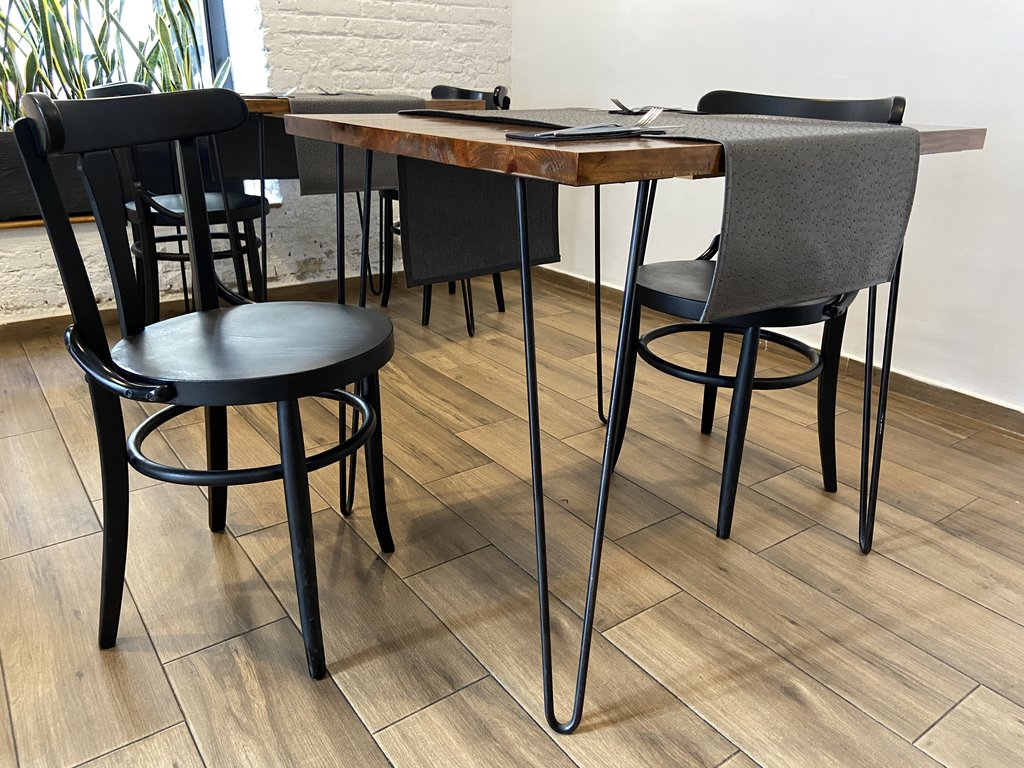 Salón comedor accesible, con mesas también accesibles y altura adecuada.