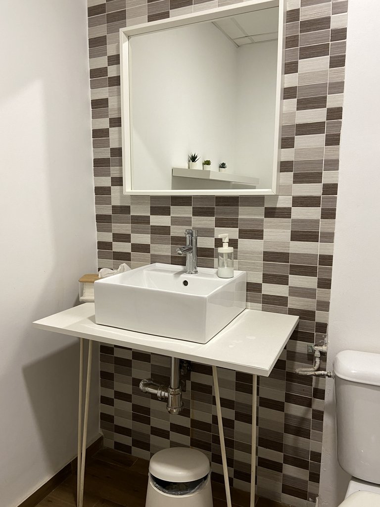 Lavamanos accesible con altura adecuada, en baños comunes.