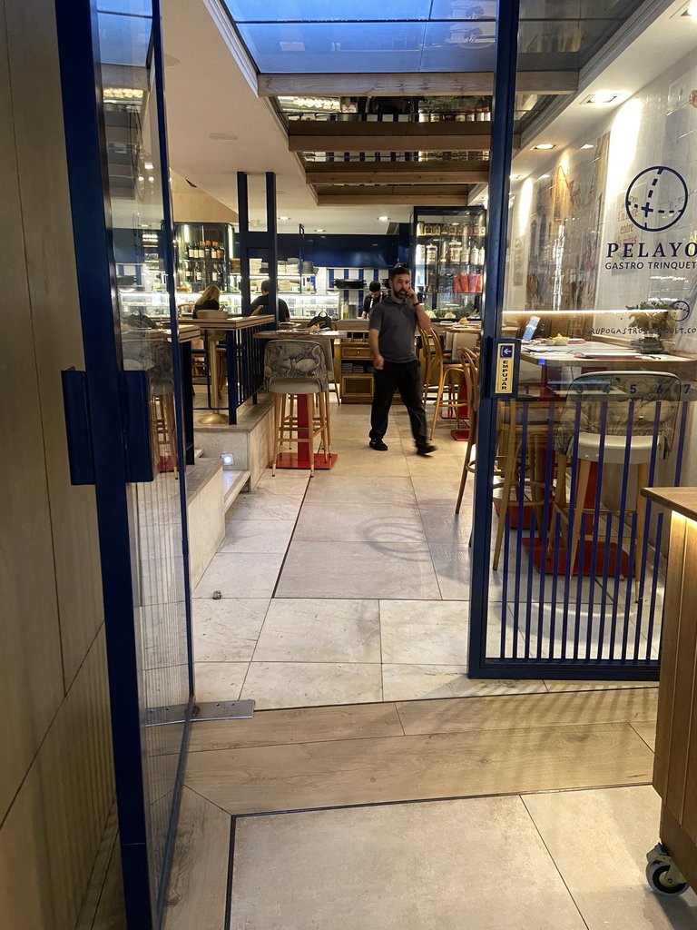 Accés principal al saló menjador de l'establiment.