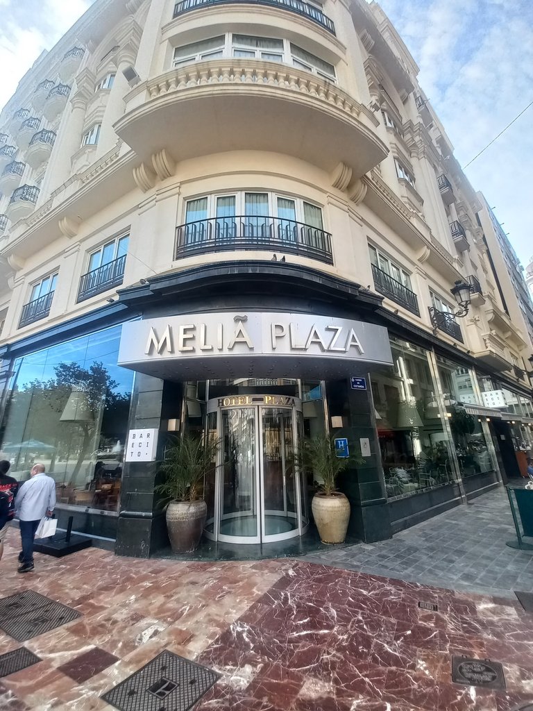 Establecimiento reconocible desde el exterior con rótulo en fachada.