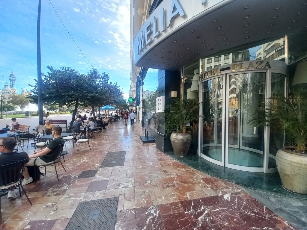 Recorrido de aproximación amplio y libre de obstáculos.