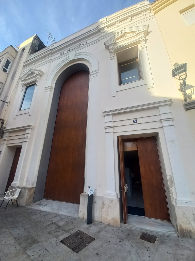 Recorrido de aproximación amplio y libre de obstáculos.