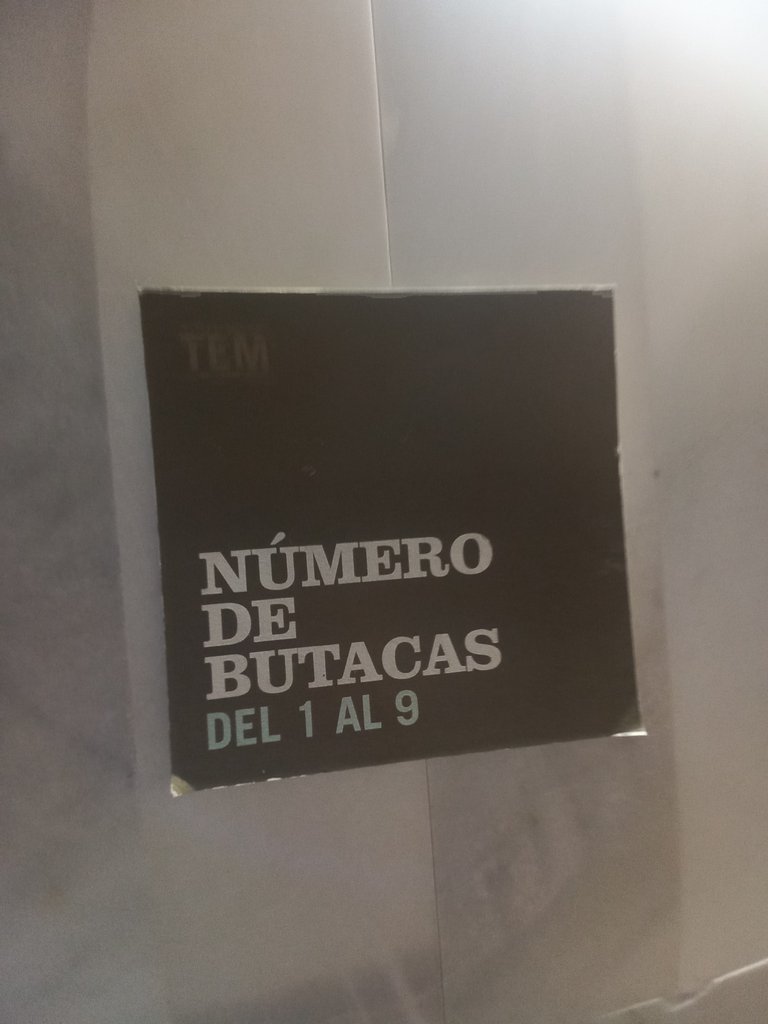 Carteles informativos para la orientación espacial y la localización de butacas.