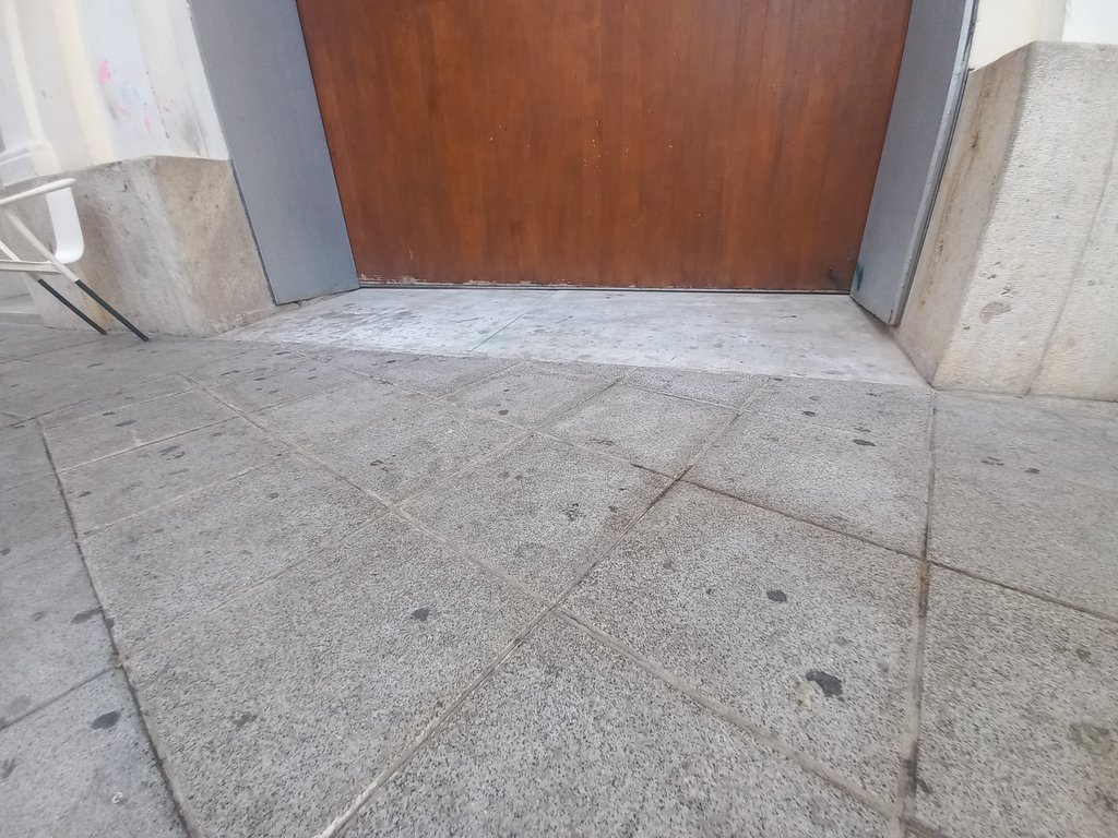 Acceso llano y libre de obstáculos.