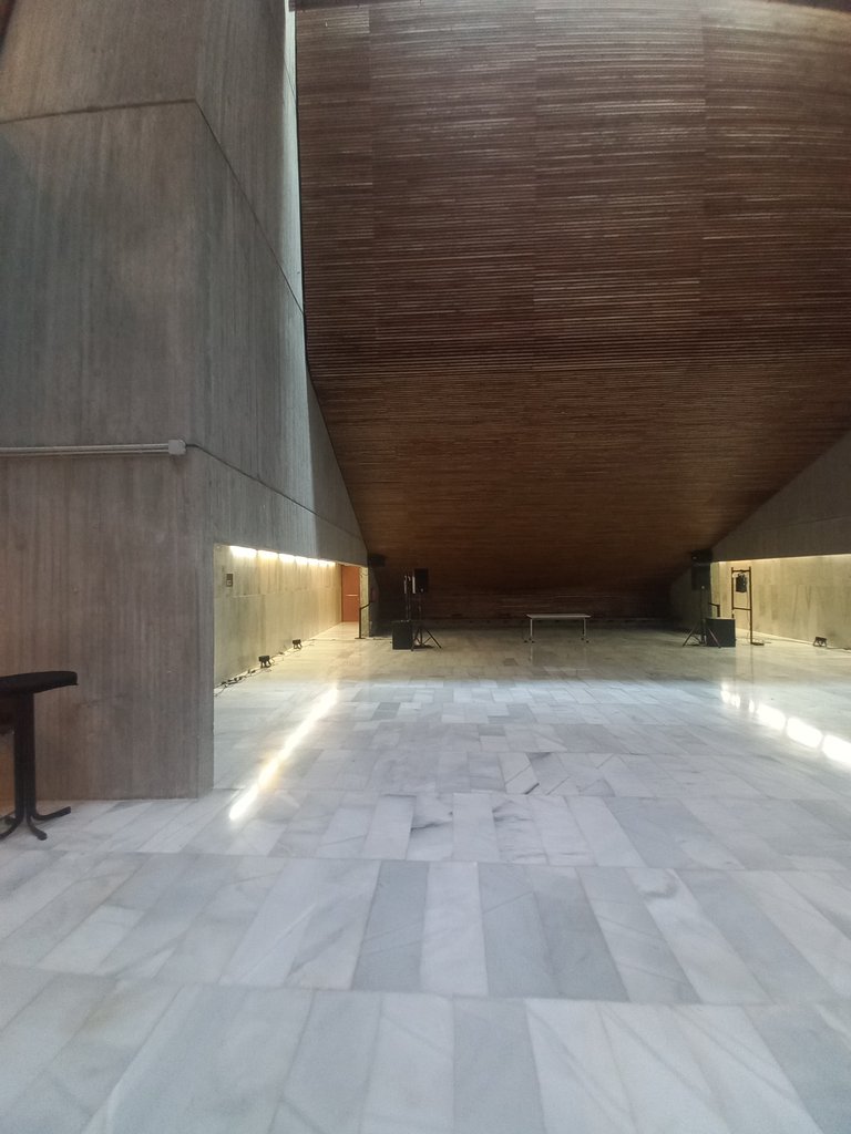 Recorrido interior amplio y libre de obstáculos con iluminación homogénea.