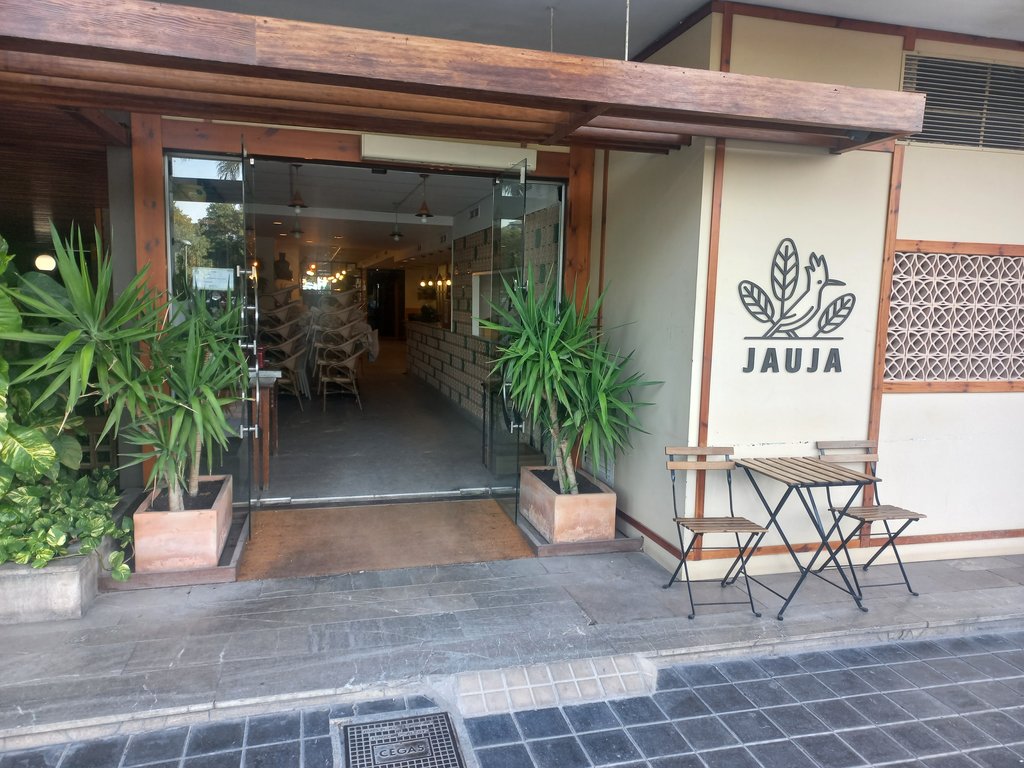 Establecimiento reconocible desde el exterior con rótulo en fachada.