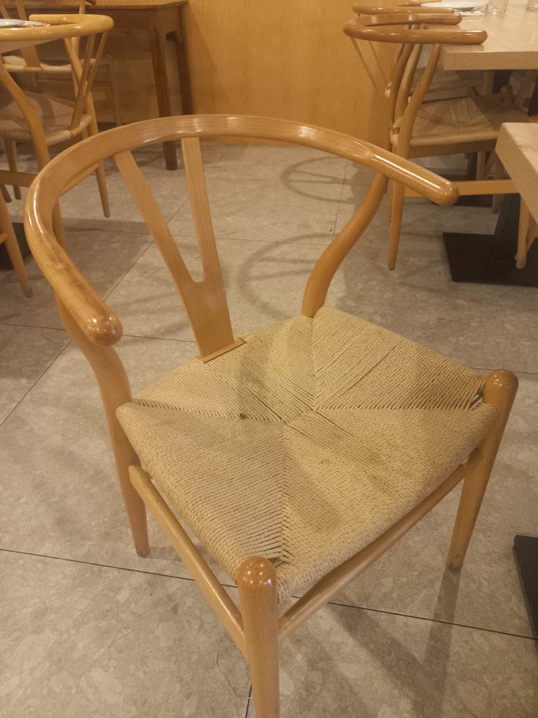 Mobiliario ergonómico con sillas equipadas de respaldo y reposabrazos.