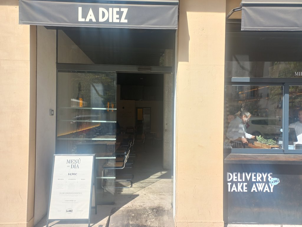 Establishment recognizable from the outside with a sign on the facade.