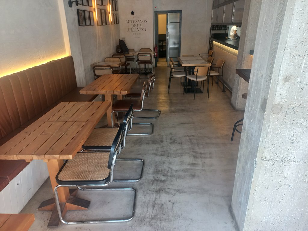 Route defined by the arrangement of equipment and furniture and homogeneous lighting.