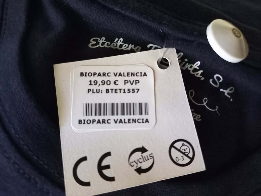 Etiquetado con información contrastada respecto al fondo. Texto impreso con letra de palo seco.