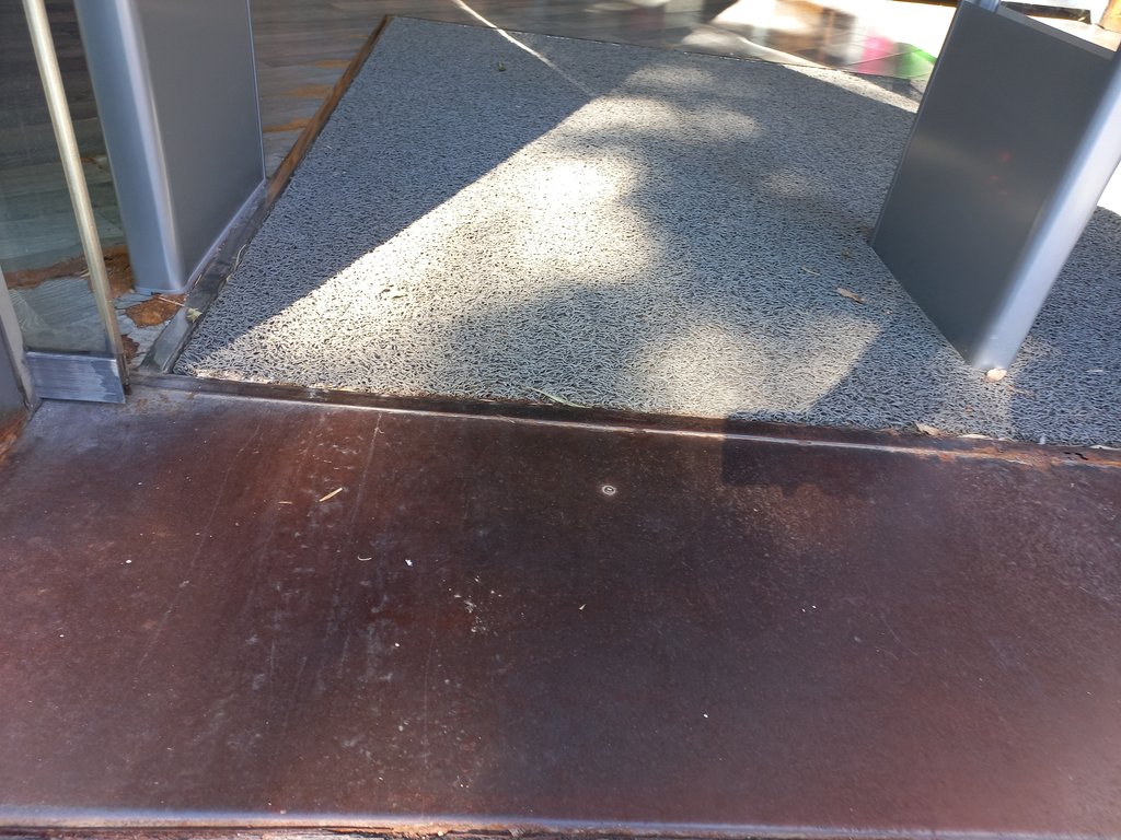 Entrada llana, sin desniveles ni cambios de cota.