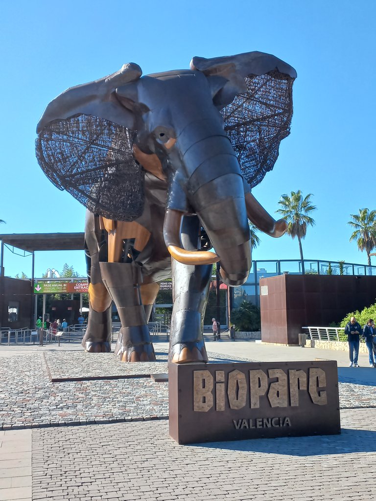 Establiment reconeixible des de l'exterior amb rètol a l'entrada.