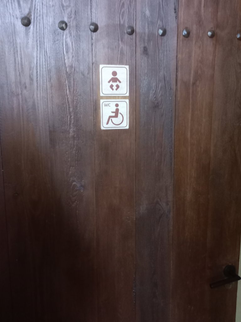 Disponibilitat de banys adaptats a la zona de banys comuns.