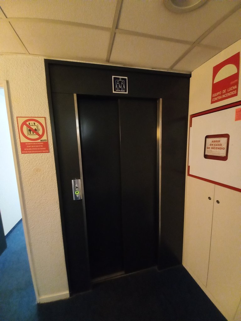 Accessible elevator modules with chromatic contrast to the vertical parameter.