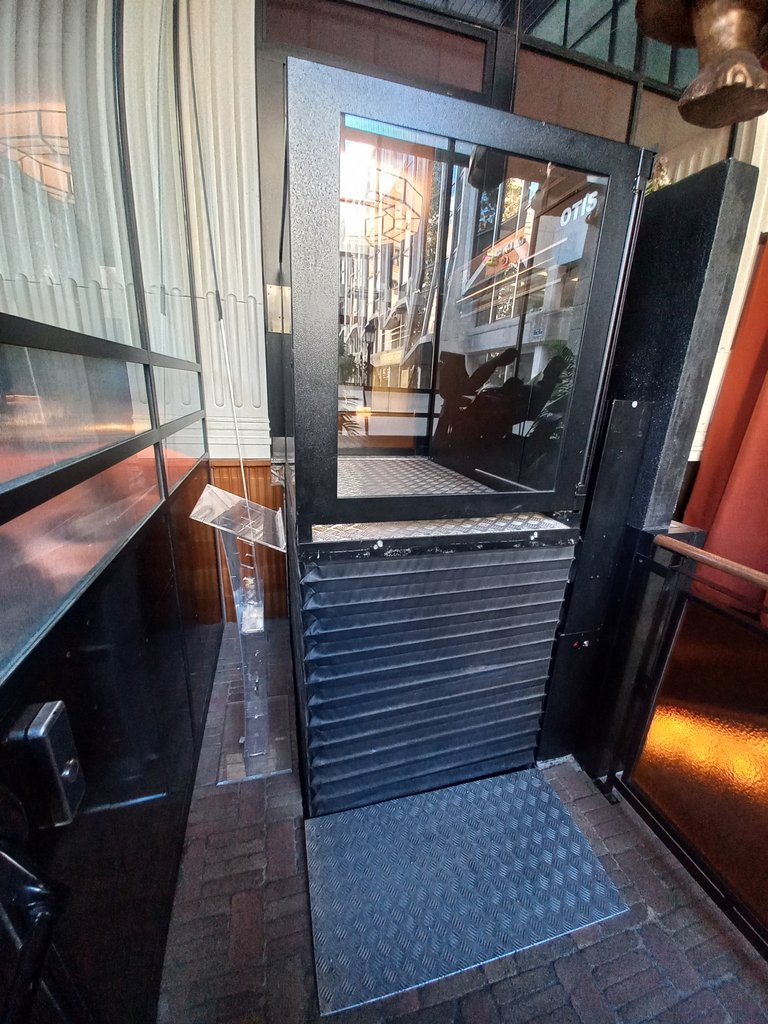 Elevador para superar diferencia de cota en acceso principal.