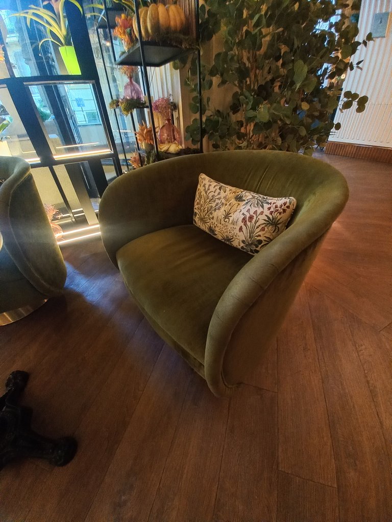 Equipamiento ergonómico. Sillas con reposabrazos y respaldo.