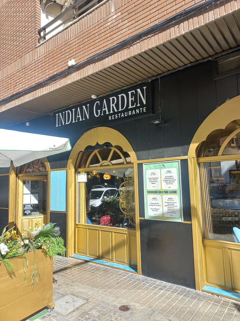 Establecimiento reconocible desde el exterior, con rótulo en fachada.