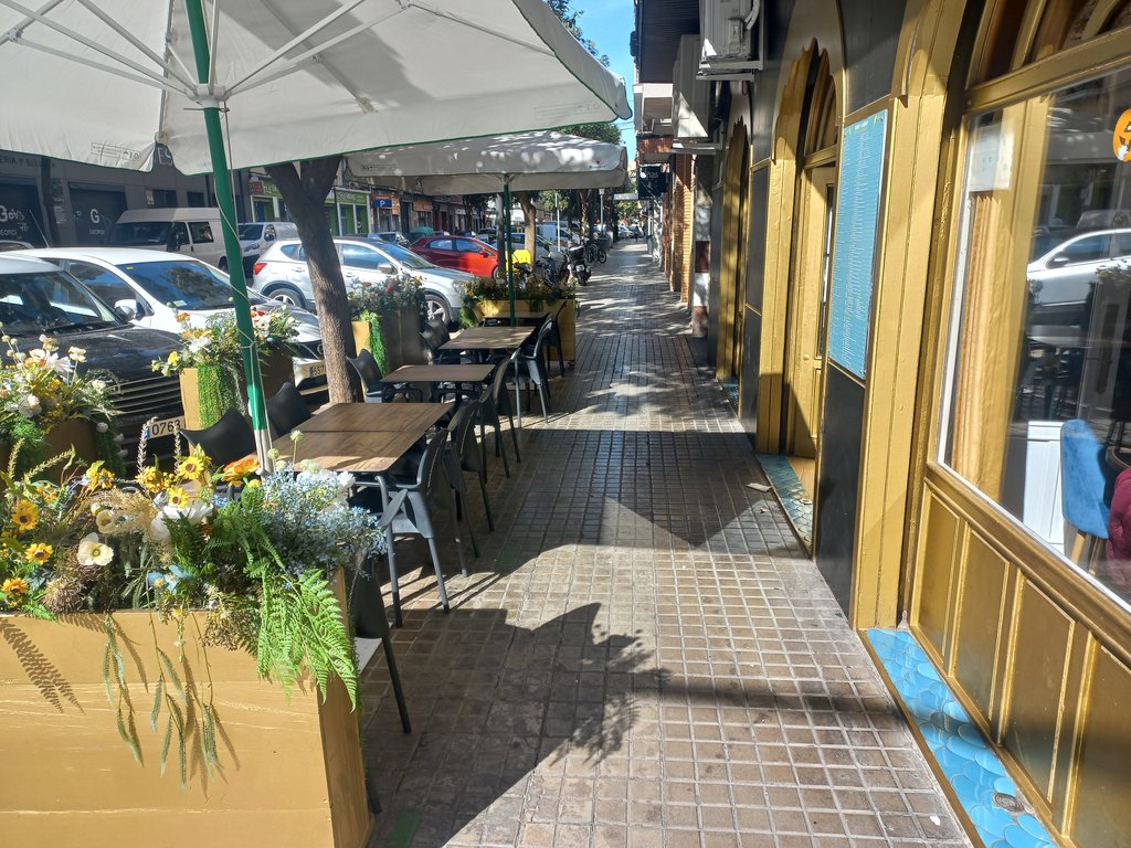 Recorrido exterior de aproximación amplio y libre de obstáculos en línea de fachada.