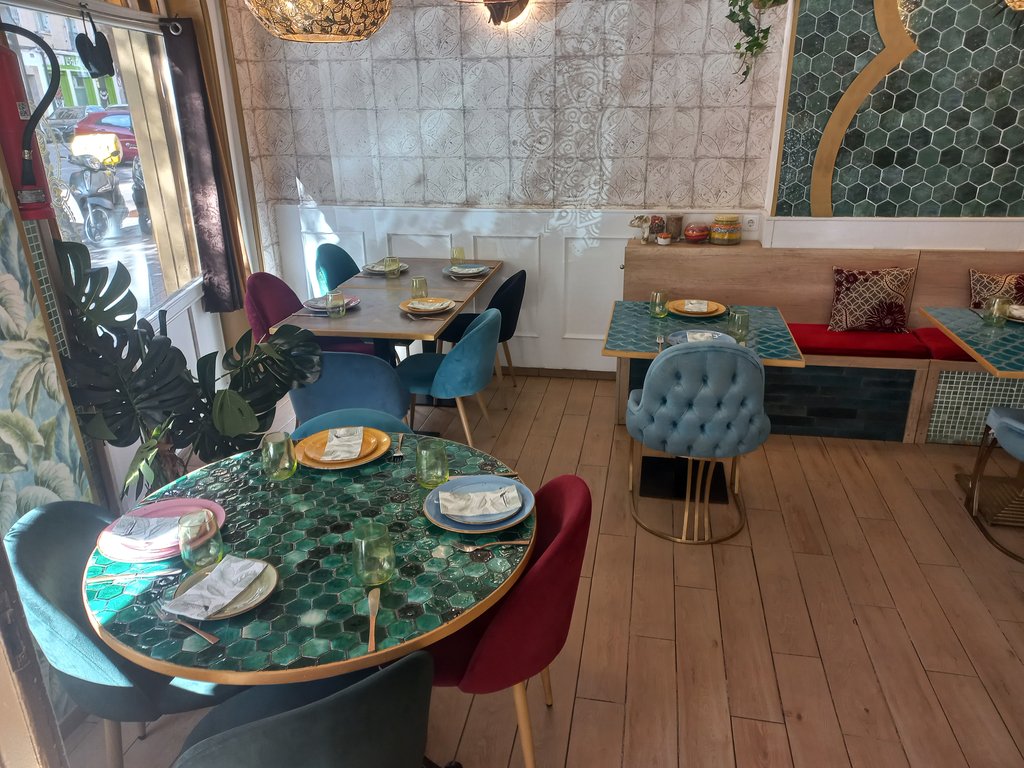 Iluminación homogénea y recorridos amplios y libres de obstáculos.