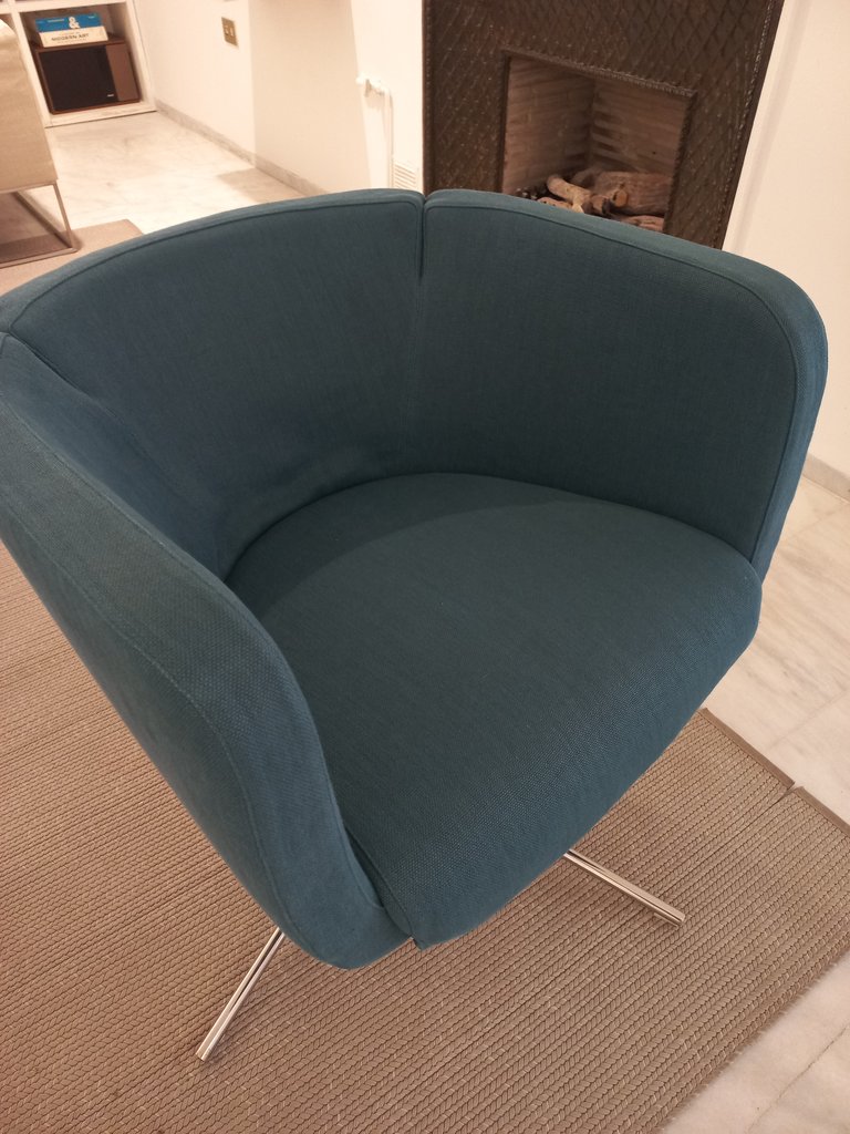 Equipment for ergonomic rest. Chairs with backrest and armrests.