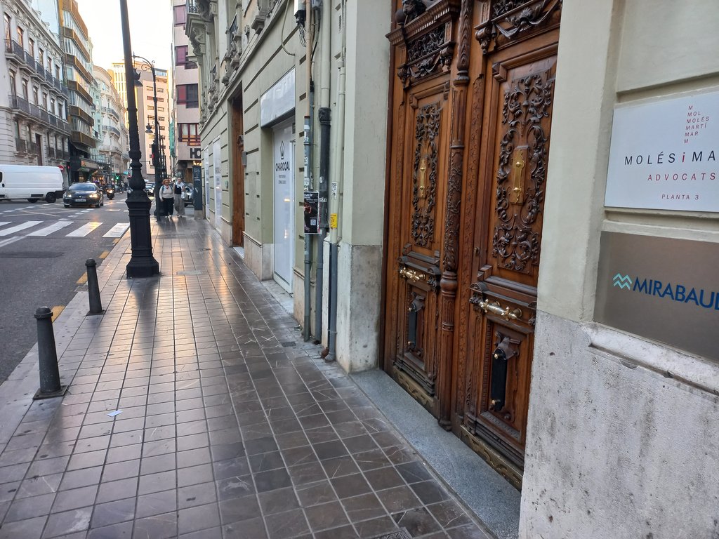 Wide and obstacle-free approach path along the facade line.