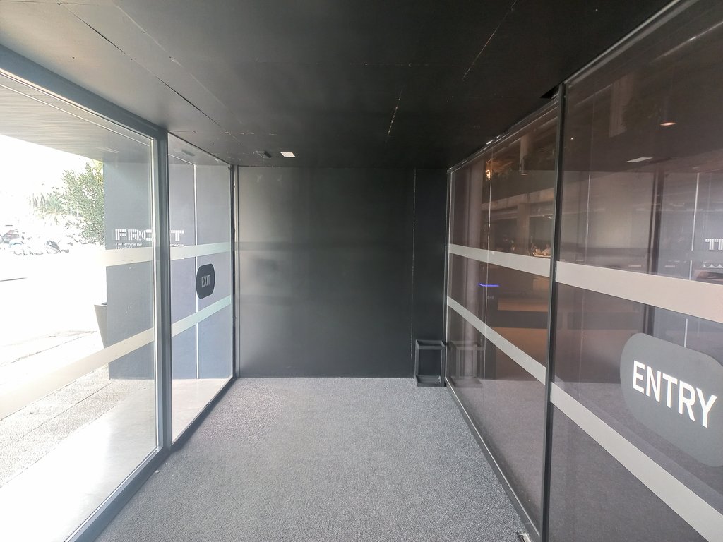 Acceso a través de puertas automáticas con bandas de contraste para identificación de vidrios.