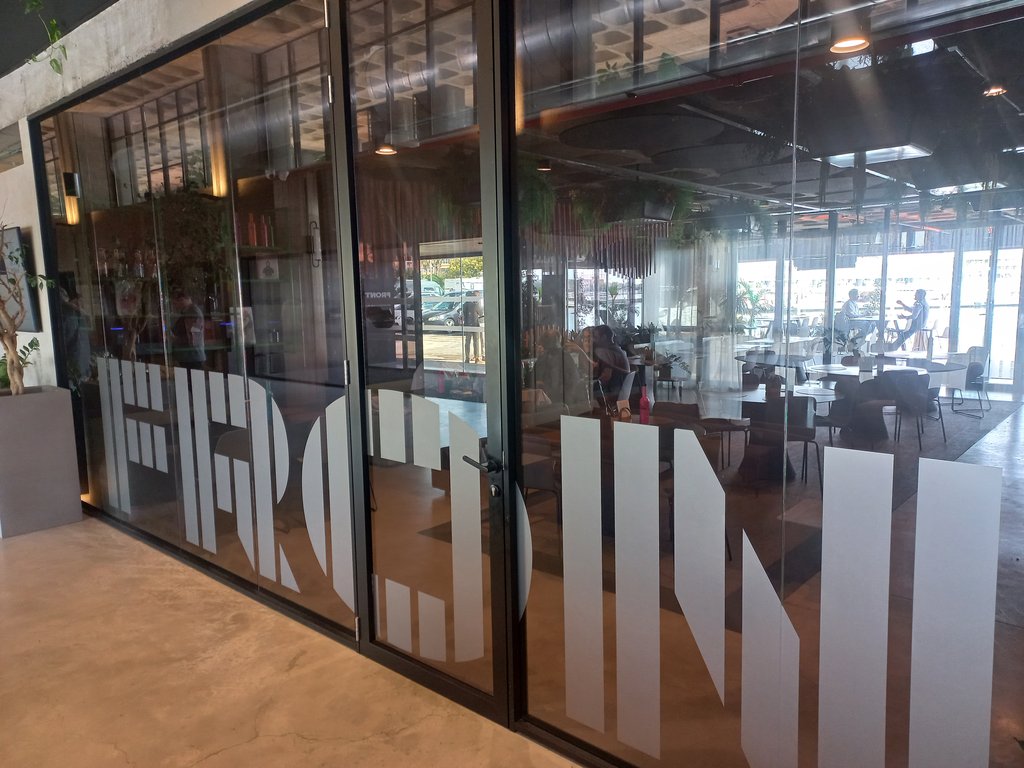 Establishment recognizable from the outside with a sign on the facade.