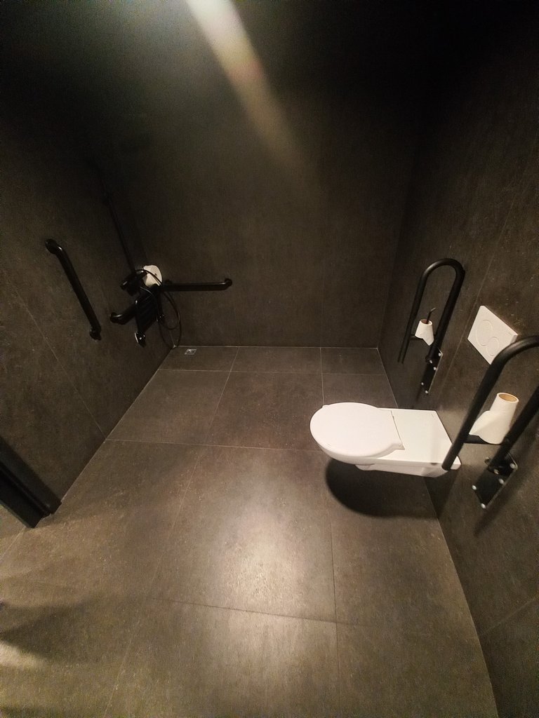 Spacious bathroom with maneuvering area and obstacle-free transfer.