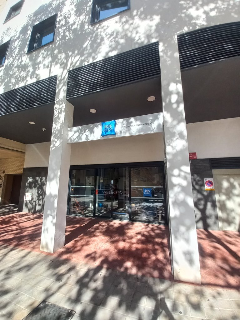 Establiment reconeixible des de l'exterior amb rètol a la façana.