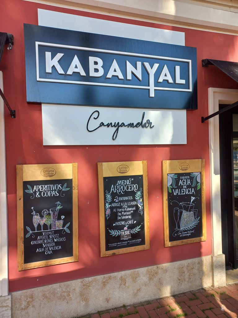 Establecimiento reconocible desde el exterior con rótulo en fachada.