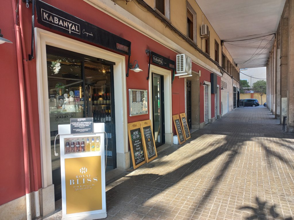 Recorrido de aproximación amplio y libre de obstáculos.