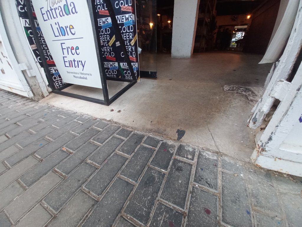 Accés pla i sense graons.