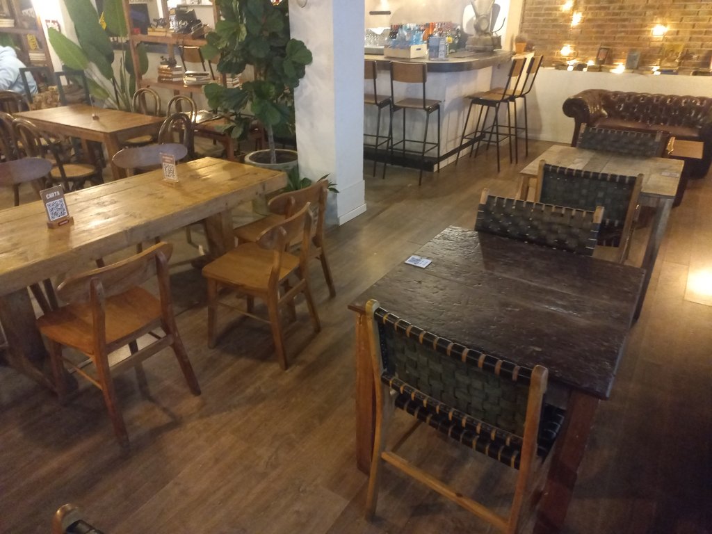 Taules il·luminades amb recorreguts interiors reconeixibles per disposició longitudinal de l'equipament.