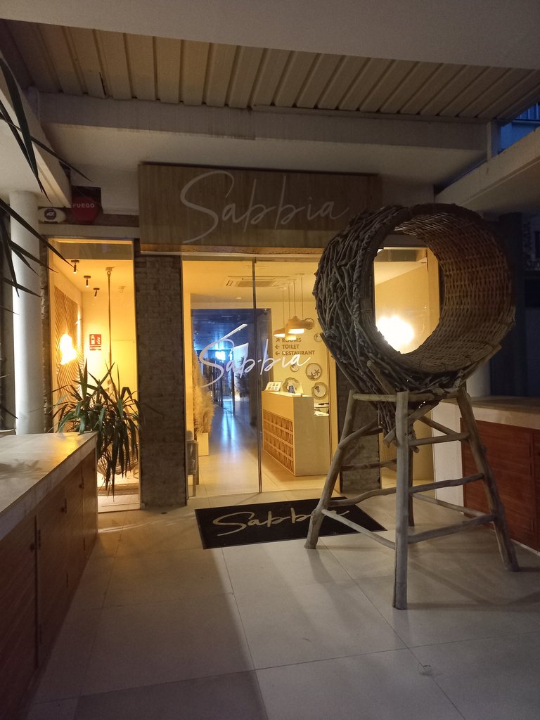 Establiment reconeixible des de l'exterior amb rètol a la façana.