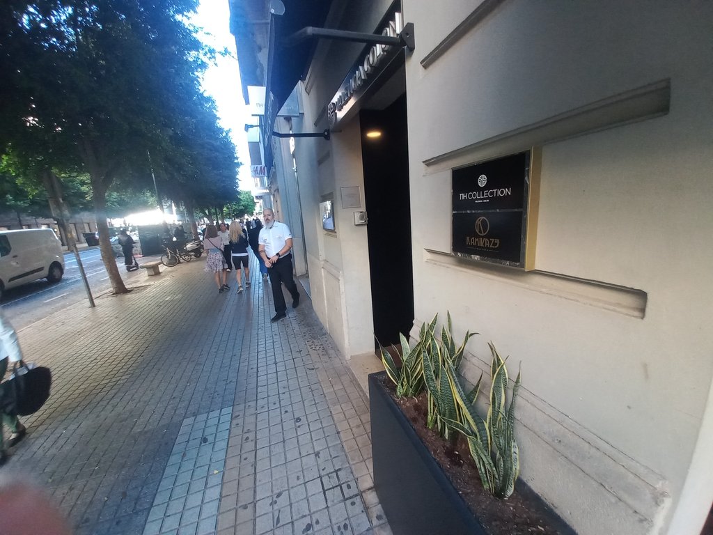 Wide and obstacle-free approach path.